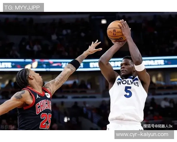 爱德华兹巧妙突破包夹精准传球助攻戈贝尔精彩扣篮得分